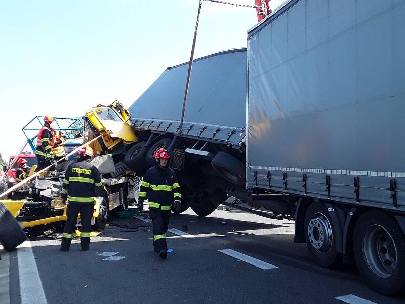 Hromadná nehoda se stala ve středu dopoledne na 189. kilometru dálnice D1 u Brna. Nejméně tři lidé zemřeli.