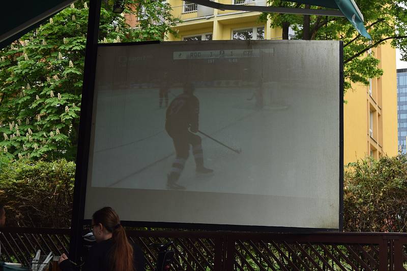 Fanoušci v brněnské restauraci Plzeňský dvůr hnali v pátek odpoledne české hokejisty za vítězstvím proti Rusku na mistrovství světa v Rize.
