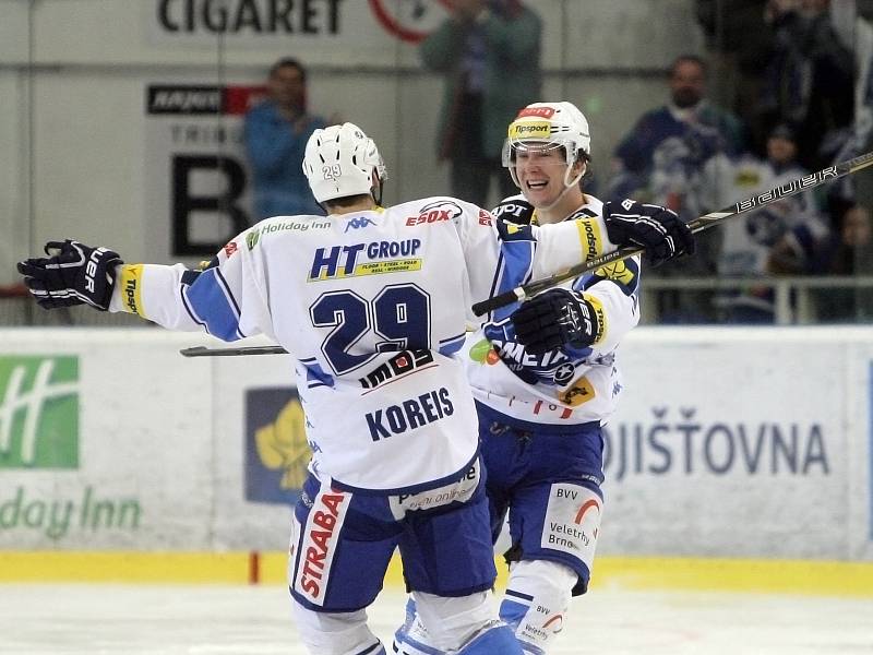 Kometa (v bílém) zdolala Pardubice 5:4.