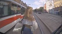 Svůj život riskovala mladá chodkyně, která v pátek přecházela přes tramvajové koleje na zastávce Antonínská v centru Brna.