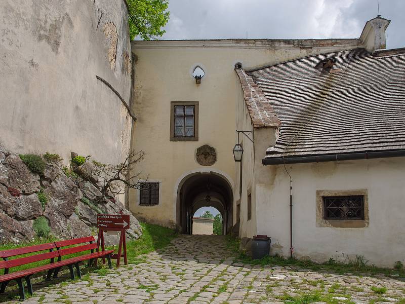 Nedaleko Buchlovic na Zlínsku stojí na vysokém kopci zdaleka viditelný a majestátný hrad Buchlov.