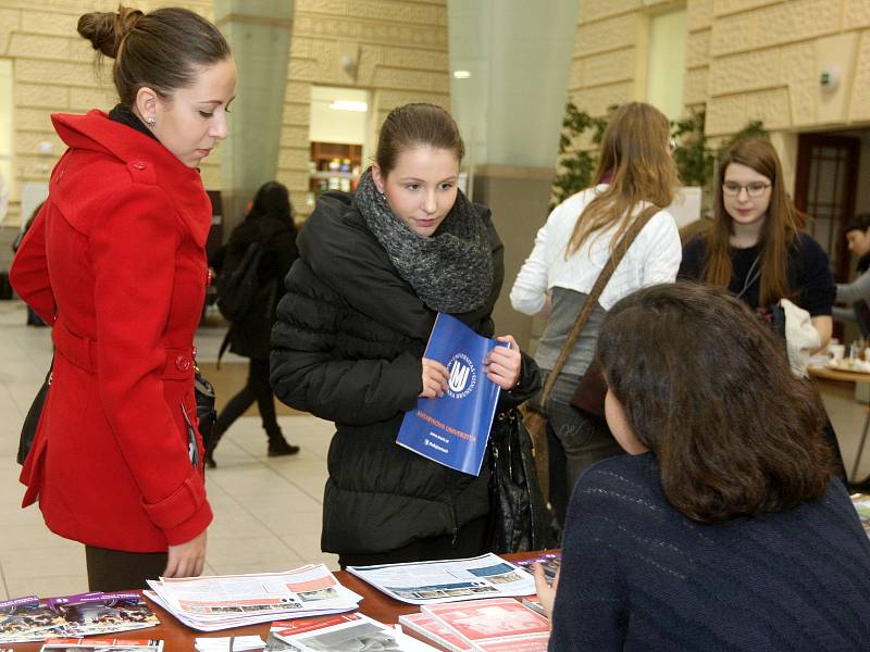 Největší studentské rádio ve střední Evropě nebo špičkové televizní studio. I na to v pátek lákala nové studenty katedra mediálních studií a žurnalistiky na dni otevřených dveří Fakulty sociálních studií Masarykovy univerzity v Brně.