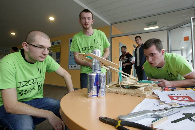 Ve finálovém kole studentské inženýrské soutěže EBEC se ve středu utkalo osm nejlepších čtyřčlenných týmů ze čtyř fakult brněnského Vysokého učení technického.