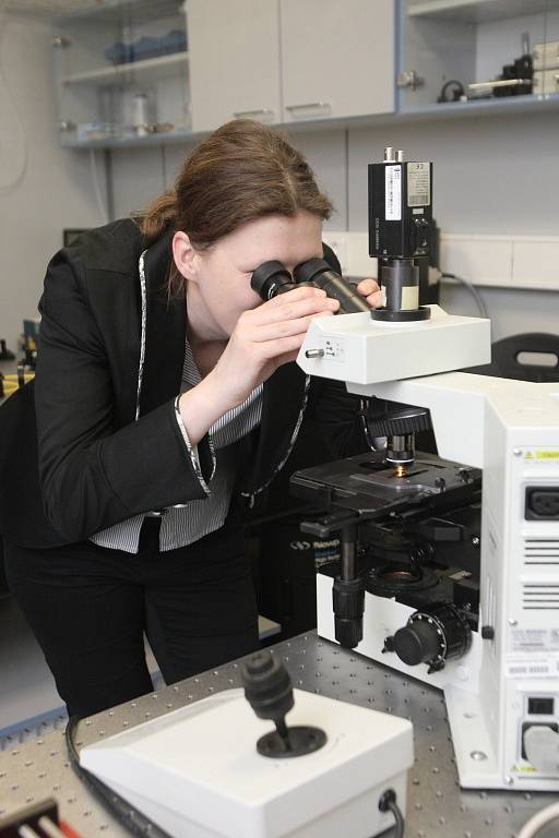 Posunout fyzikální vlastnosti přístrojů zkouší vědci v laboratořích Alisi, které se ve čtvrtek otevřely v Brně.