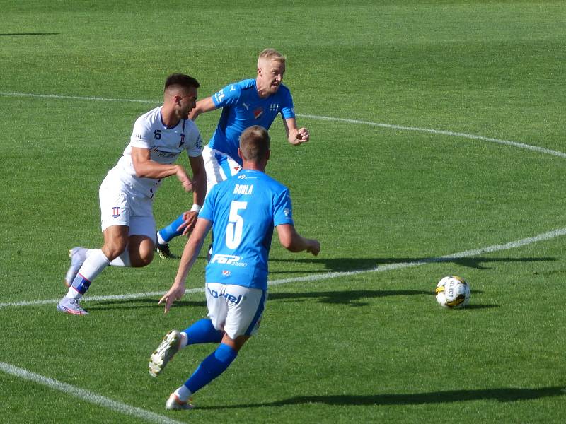 Fotbalisté Baníku Ostrava v přípravném utkání proti brněnské Líšni (v bílém).