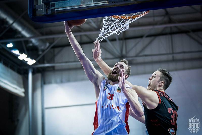 Brněnští basketbalisté (v bílém) podlehli Nymburku 82:101.