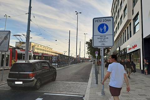 Nové dopravní značení v Brně navede řidiče jedoucí Benešovou ulicí směrem k nádraží před značku pěší zóny. Správně až na výjimky nemohou jet dál, takže by se měli otočit, což může způsobovat v místě dopravní problémy a komplikace.