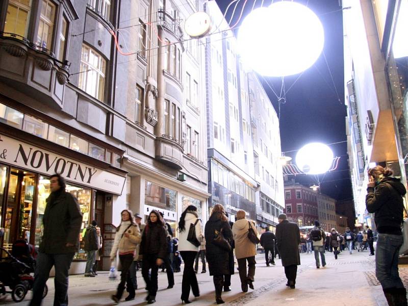 Českou ulici rozzářily čtyři speciální heliem plněné balony