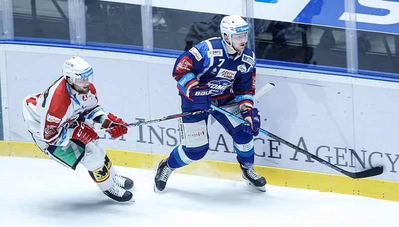 Hokejové utkání Tipsport extraligy v ledním hokeji mezi HC Dynamo Pardubice (v bíločerveném) a HC Kometa Brno (v modrém) v pardudubické enterie areně.