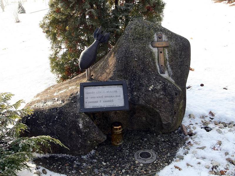 Pomník připomíná tragickou nehodu, při které zahynulo sedm malých chlapců.