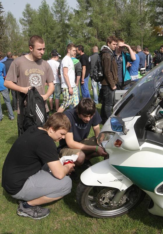 Na začínající a budoucí motorkáře se zaměřili policisté, kteří v úterý dopoledne vyrazili do areálu Integrované střední školy automobilní v Křižíkově ulici v Brně.