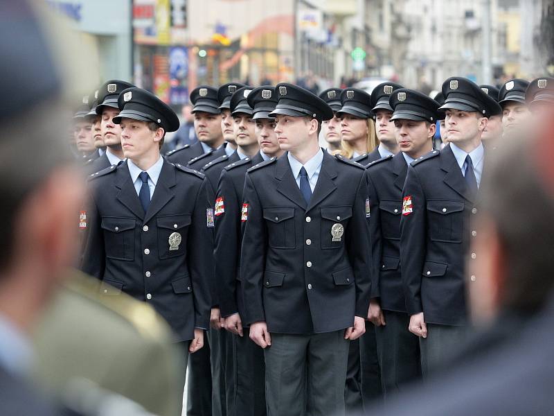 Nové kolegy ve svých řadách slavnostně uvítali jihomoravští policisté. V pátek po poledni složilo na náměstí Svobody v Brně před hosty i svými rodinami služební slib jedenapadesát nových členů.