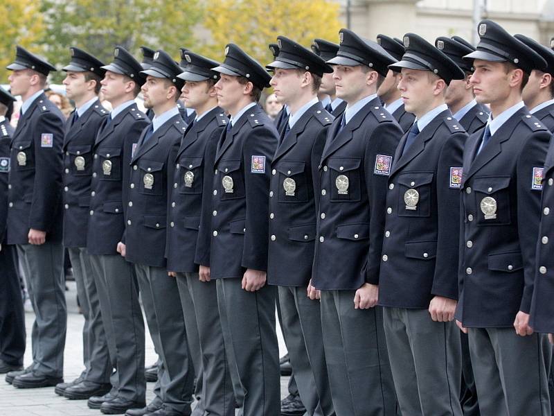 Nové kolegy ve svých řadách slavnostně uvítali jihomoravští policisté. V pátek po poledni složilo na náměstí Svobody v Brně před hosty i svými rodinami služební slib jedenapadesát nových členů.