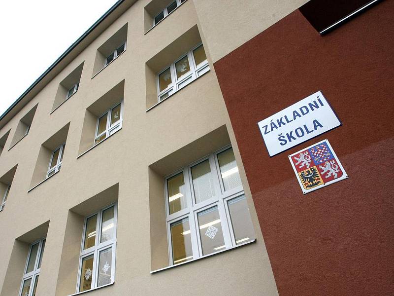 Základní škola Košinova má novou fasádu.