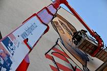 Portrét Václava Havla - Umělec dokončuje kubisticky pojatý portrét Václava Havla na štítové zdi bytového domu v ulici Milady Horákové v Brně, 29. května 2022.