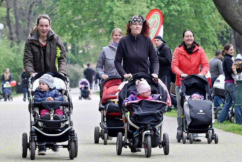 Brněnský park Lužánky v neděli zaplnili rodiče závodící s kočárky.