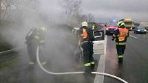Řidič, který vyrazil v úterý ráno směrem na Kroměříž, skončil pouze za Brnem. Na dvě stě šestém kilometru dánice D1 jeho auto začalo hořet. Oheň celé vozidlo zničil. Příčinou byla technická porucha na autě.