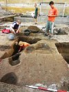 Archeologové zkoumají terén při průzkumu, který předchází stavbě parkovacího domu v Panenské ulici.