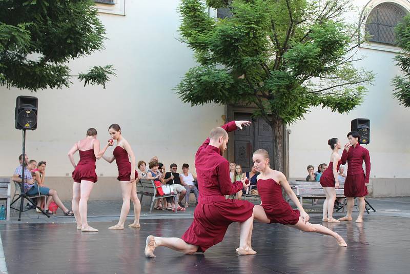 Tanečníci Národního divadla Brno představili baletní choreografii přímo v centru města. Vystoupili jako součást festivalu Uprostřed.