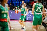 Basketbalistka Rebecca Aklová (v zeleném) hájí barvy brněnského Králova Pole.