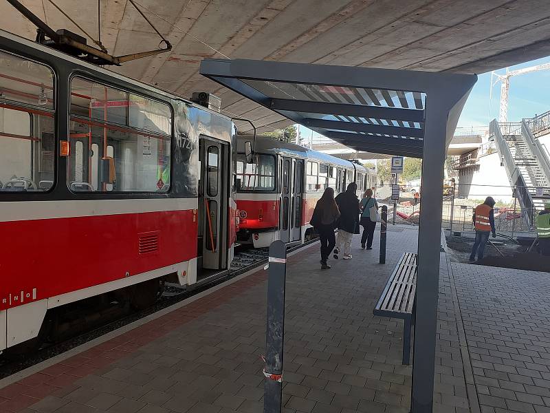 Přístřešek umístěný pod mostem na brněnské Osové tramvajové zastávce ve směru do Starého Lískovce už zmizel.