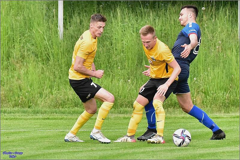 Rosičtí fotbalisté (ve žlutém) vyhráli v Blansku 1:0.