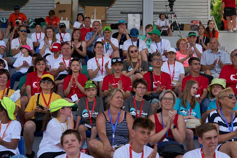 Letní evropské hry handicapované mládeže Emil Open začaly ve středu slavnostním zahajovacím ceremoniálem, na němž nechyběl průvod vlajkonošů, pochod bubeníků centrem Brna ani tradiční benefiční show Jana Krause Z očí do očí.