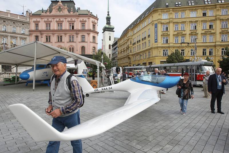 Výstava letadel na brněnském náměstí Svobody jako součást festivalu Ignis Brunensis.