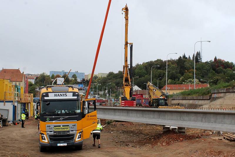 Dělníci v pondělí instalují nosníky nového mostu přes řeku Svitavu. Jedná se o součást stavby velkého městského okruhu Tomkovo náměstí v Brně. V akci je největší automobilový jeřáb s teleskopickým ramenem v České republice.