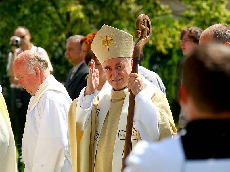 Sousoší sv. Cyrila a Metoděje v Moutnicích požehnal biskup Vojtěch Cikrle.