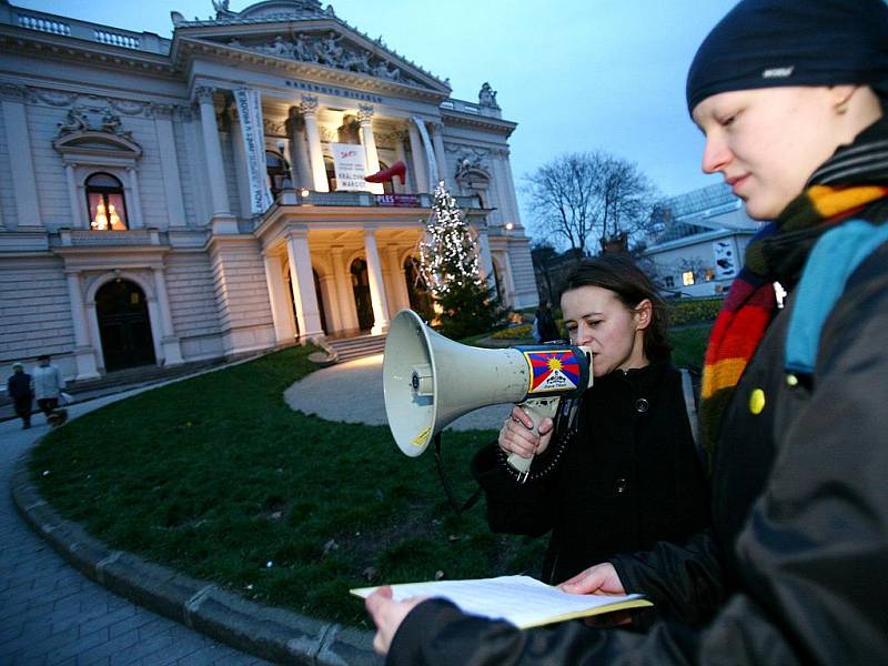 Petiční protest na Malinovského náměstí proti plánovaným popravám tří mladíků, které v Íránu odsoudili z homosexuálního chování.