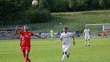 Fotbalisté Bohunic (v červeném) zažili v divizi úspěšnou premiéru, výhru nad Lanžhotem vydřeli gólem v závěru.