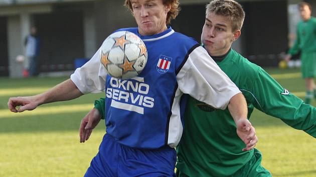 Richard Dostálek (v modrém) už Líšni na jaře nepomůže. Odešel do prvoligového Zlína.