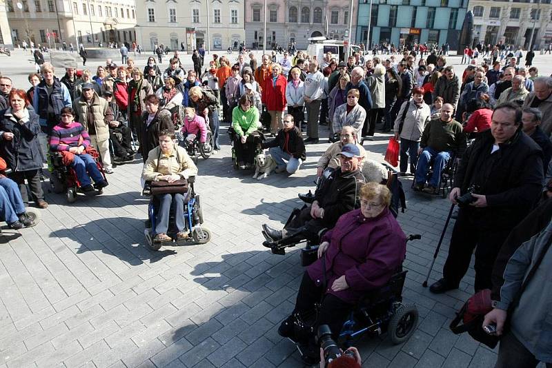 Postižení lidé protestovali v Brně proti vládním reformám.