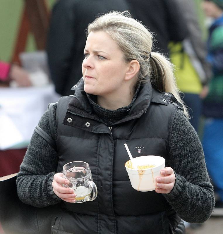 Hodina a deset minut stačila amatérským kuchařům, aby prodali všech sto padesát porcí kančího guláše, které v sobotu uvařili na Guláš festu v Lužánkách.