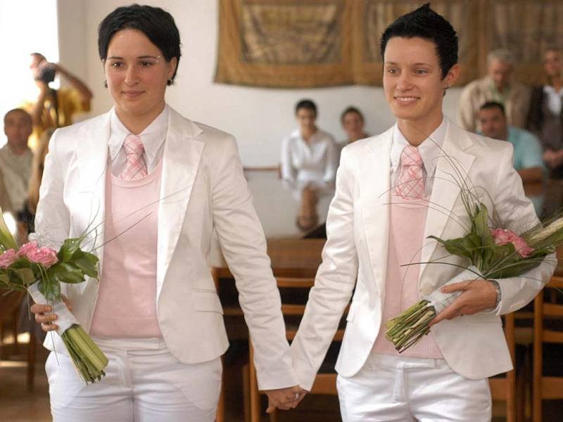 Lesbičky a gayové mohou vstupovat i do registrovaného partnerství, které jim nahrazuje klasickou svatbu.