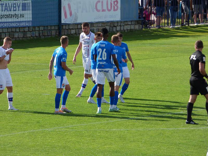 Fotbalisté Baníku Ostrava v přípravném utkání proti brněnské Líšni (v bílém).