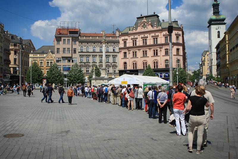 Mnozí z nich měli velká mateřská znaménka od narození. Najednou ale změnila tvar, barvu nebo velikost. Na vyšetření znamének čekaly v pondělí na náměstí Svobody zástupy lidí. 