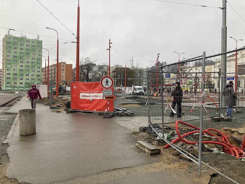 Od začátku prosince došlo ke změně některých zastávek na Mendlově náměstí, další přibydou v neděli. Do některých linek ale cestující stále nastoupí z provizorních nástupišť.