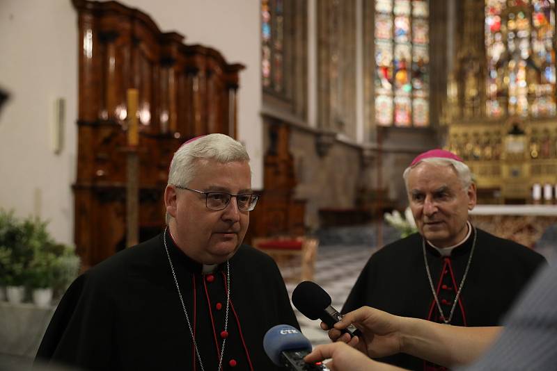 Nový brněnský biskup Pavel Konzbul (vlevo) a dosavadní biskup Vojtěch Cikrle.
