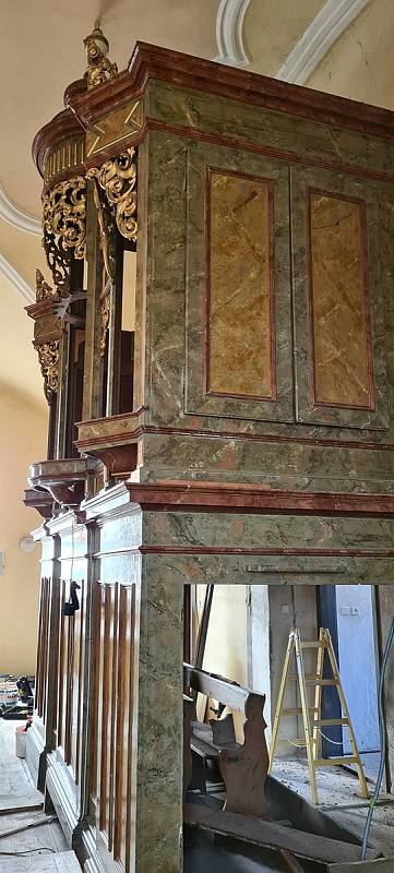 Barokní skříň je prázdná. Začala oprava více než sto let starých varhan z kostela svatého Mikuláše v Oslavanech.