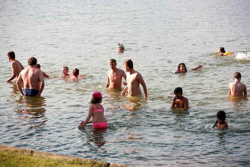 Tisíce lidí zaplnily o víkendu a o pondělním svátku Brněnskou přehradu, kde hledaly stín i osvěžení v parných letních dnech. 