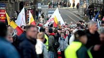 Demonstraci proti imigraci a Evropské unii svolali na sobotní odpoledne členové Dělnické strany sociální spravedlnosti. Protestního pochodu z náměstí Svobody se po třetí hodině odpoledne zúčastnila tisícovka lidí.