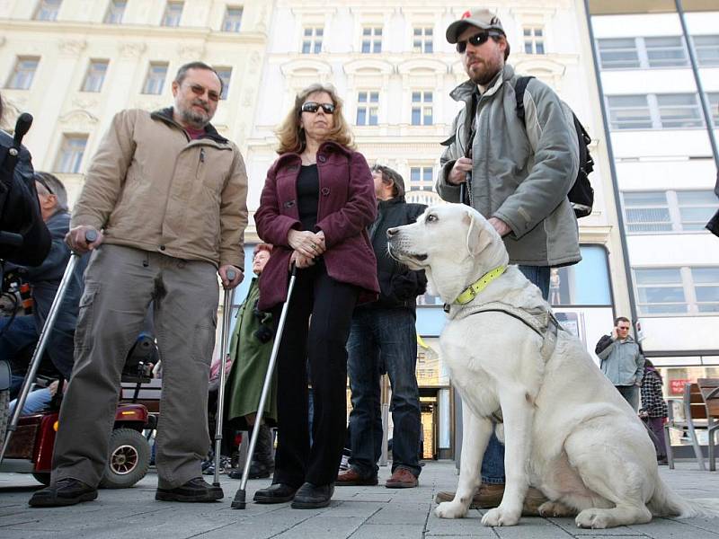 Postižení lidé protestovali v Brně proti vládním reformám.