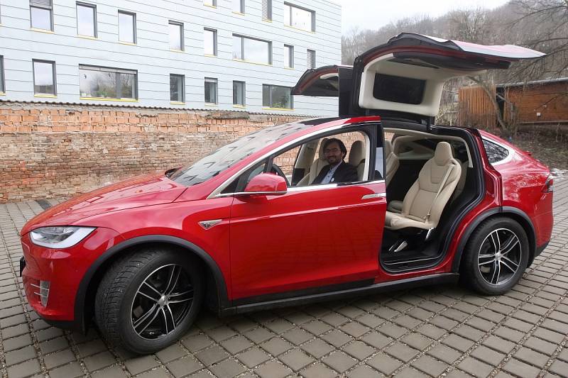 První auto značky Tesla si mohou půjčit brněnští řidiči. Koupila ho carsharingová firma Emuj, která se zaměřuje na elektromobily. Z nuly na sto kilometrů v hodině auto zrychluje za tři sekundy.