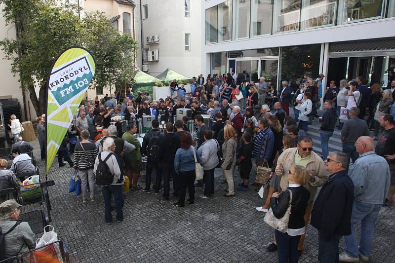 Klobásky na stromech a čepované pivo přímo z kašny čekalo ve středu na náměstí brněnské Staré Radnice na Brňany při oficiálním otevření kryté tržnice na Zelném trhu. 