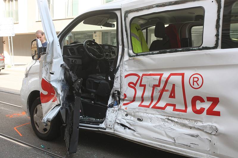 Tramvaj vykolejila v úterý dopoledne po srážce s dodávkou v ulici Milady Horákové v centru Brna. Řidič dodávky nehodu zřejmě zavinil, protože nedal šalině při jízdě směrem do města přednost při odbočování vlevo.