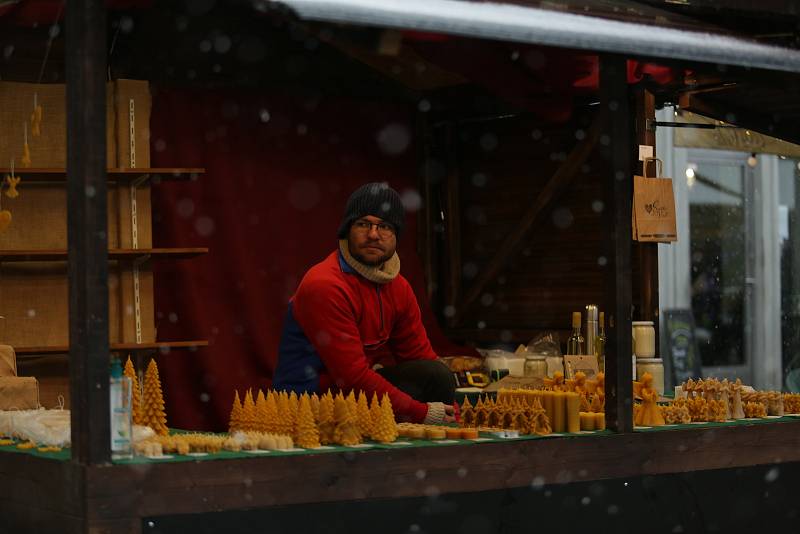 Trhy na náměstí Svobody, které kvůli vládním omezením budou trvat pouze několik hodin do pátečních 18.00. V sychravém počasí však byla jejich návštěvnost malá a polovina stánkařů nechala své stánky rovnou zavřené.