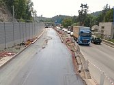 Červnový postup prací na VMO Žabovřeská v Brně. Dělníci pracují na pravém jízdním pásu ve směru ke Královopolským tunelům. Dopravu už brzy převedou do nového.
