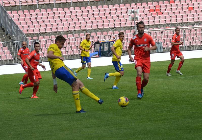 Fotbalisté Zbrojovky  v posledním přípravném utkání před opětovným zahájením druhé ligy podlehli Zlínu 0:5.